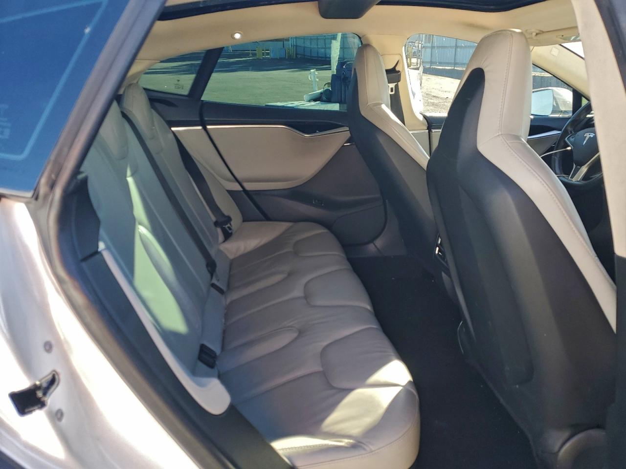 Tesla Model S P85 thumbnail 9