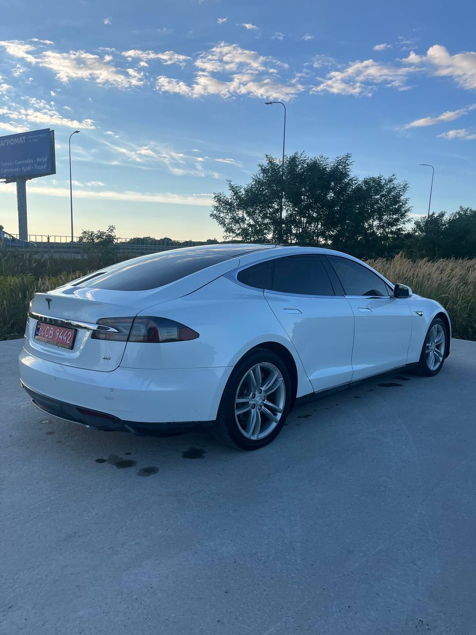 Tesla Model S P85 thumbnail 6