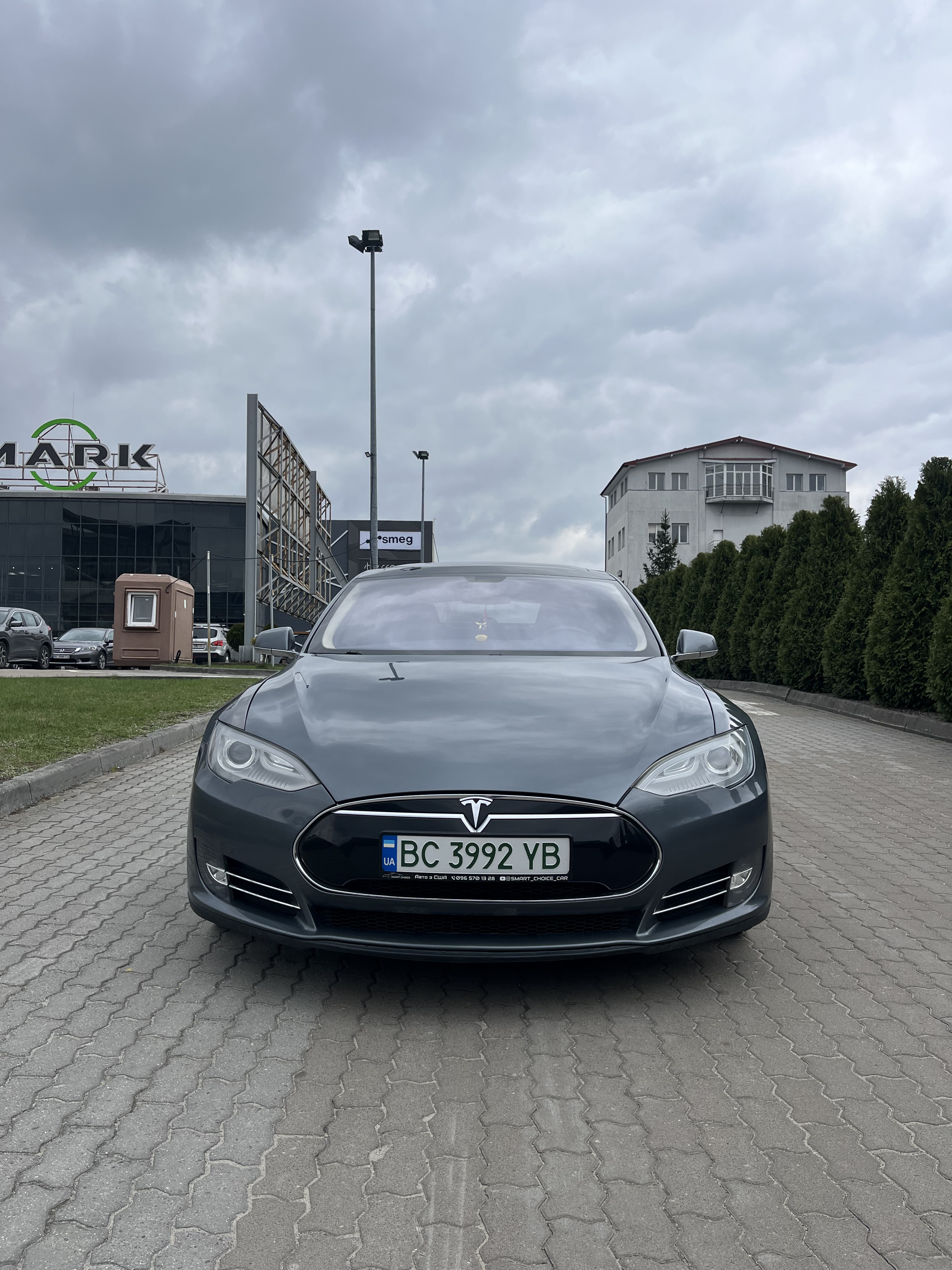 Tesla Model S 85 thumbnail 2