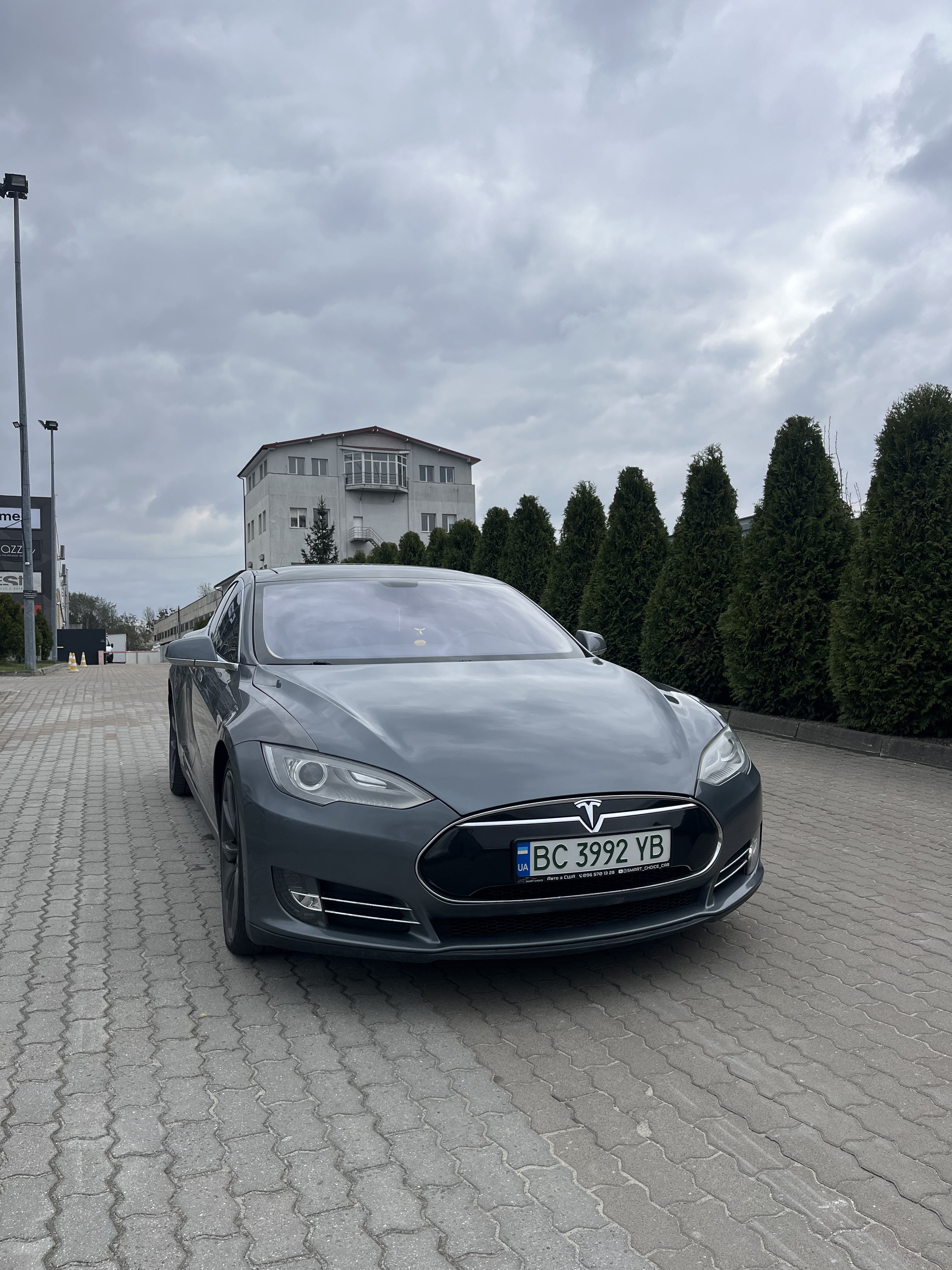 Tesla Model S 85 thumbnail 3