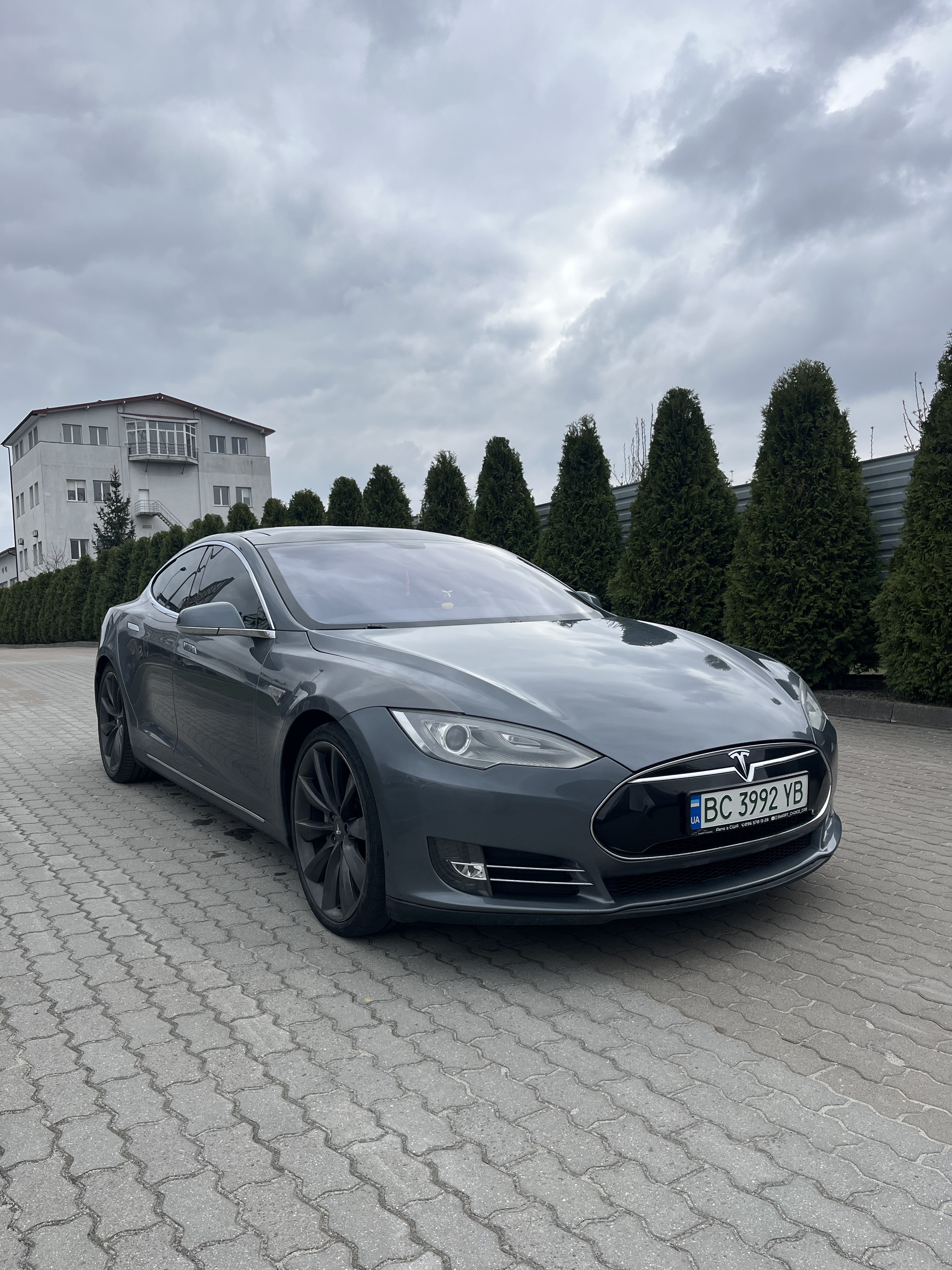 Tesla Model S 85 thumbnail 4