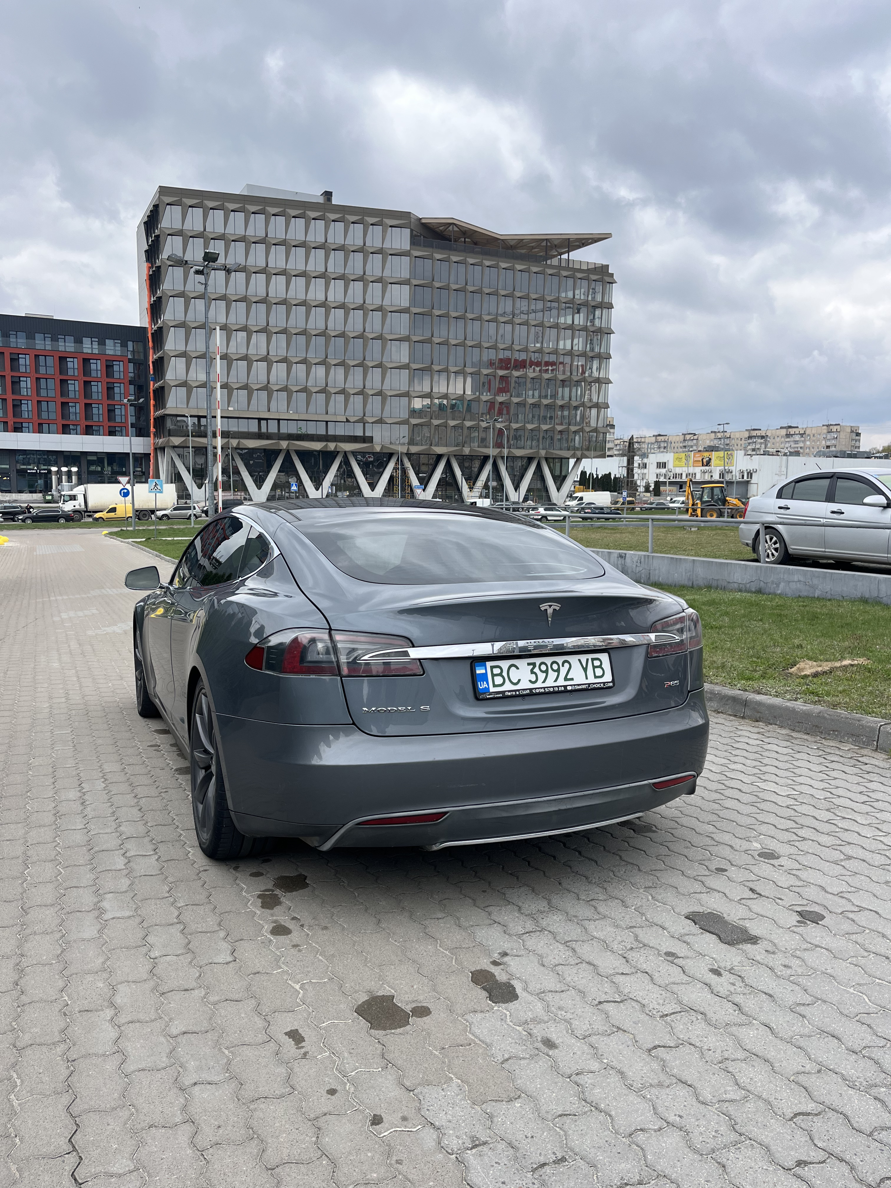 Tesla Model S 85 thumbnail 16