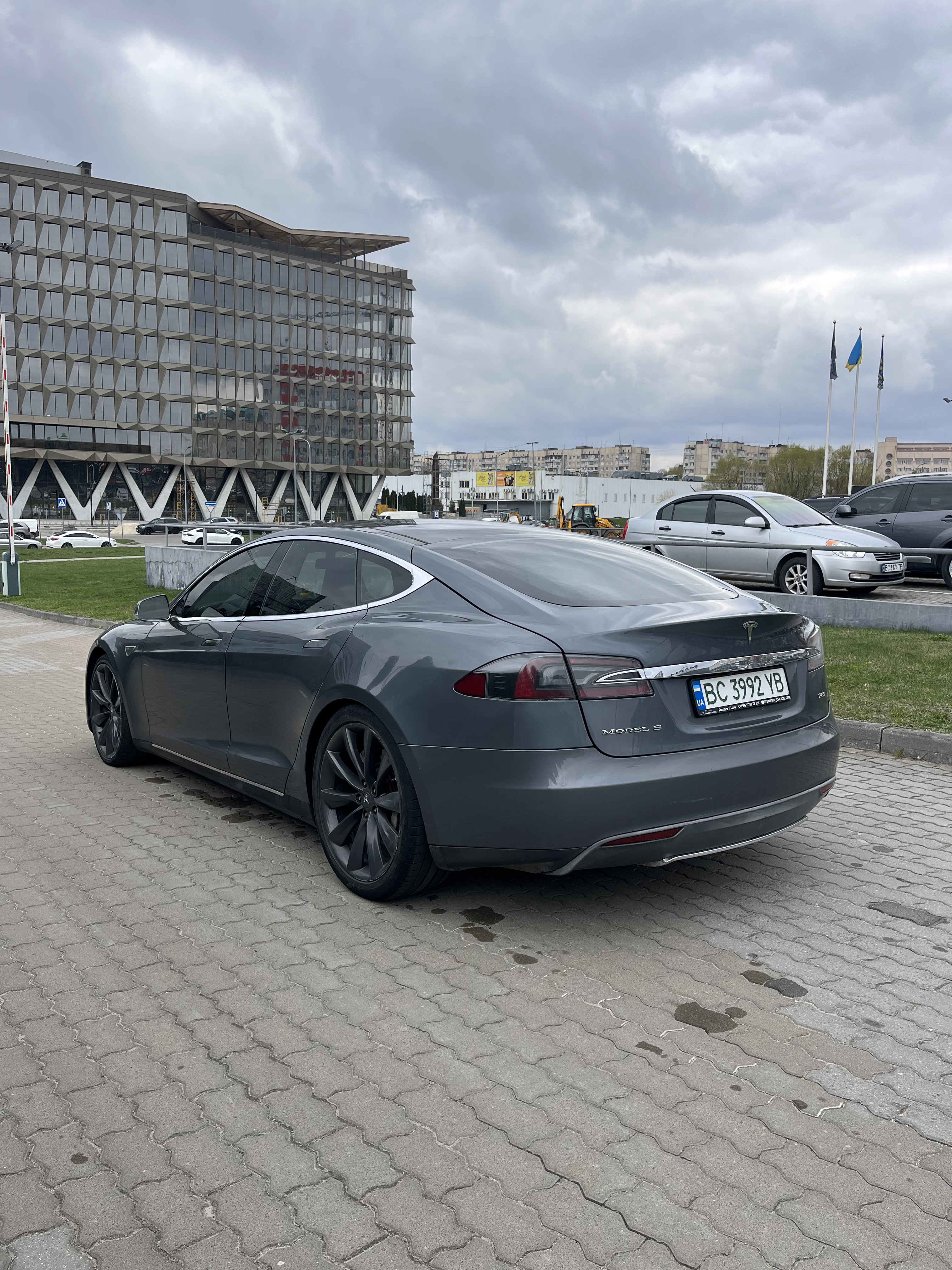 Tesla Model S 85 thumbnail 17
