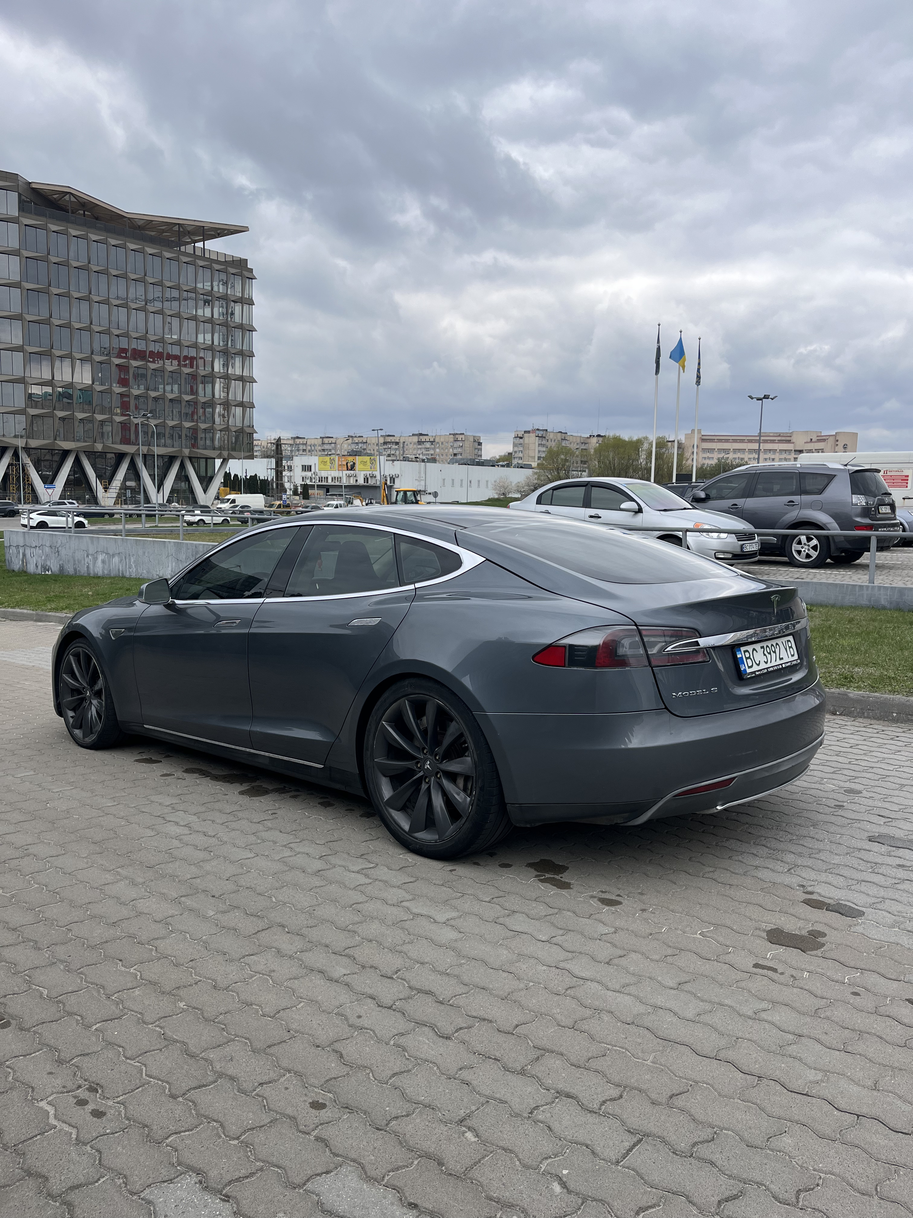 Tesla Model S 85 thumbnail 18