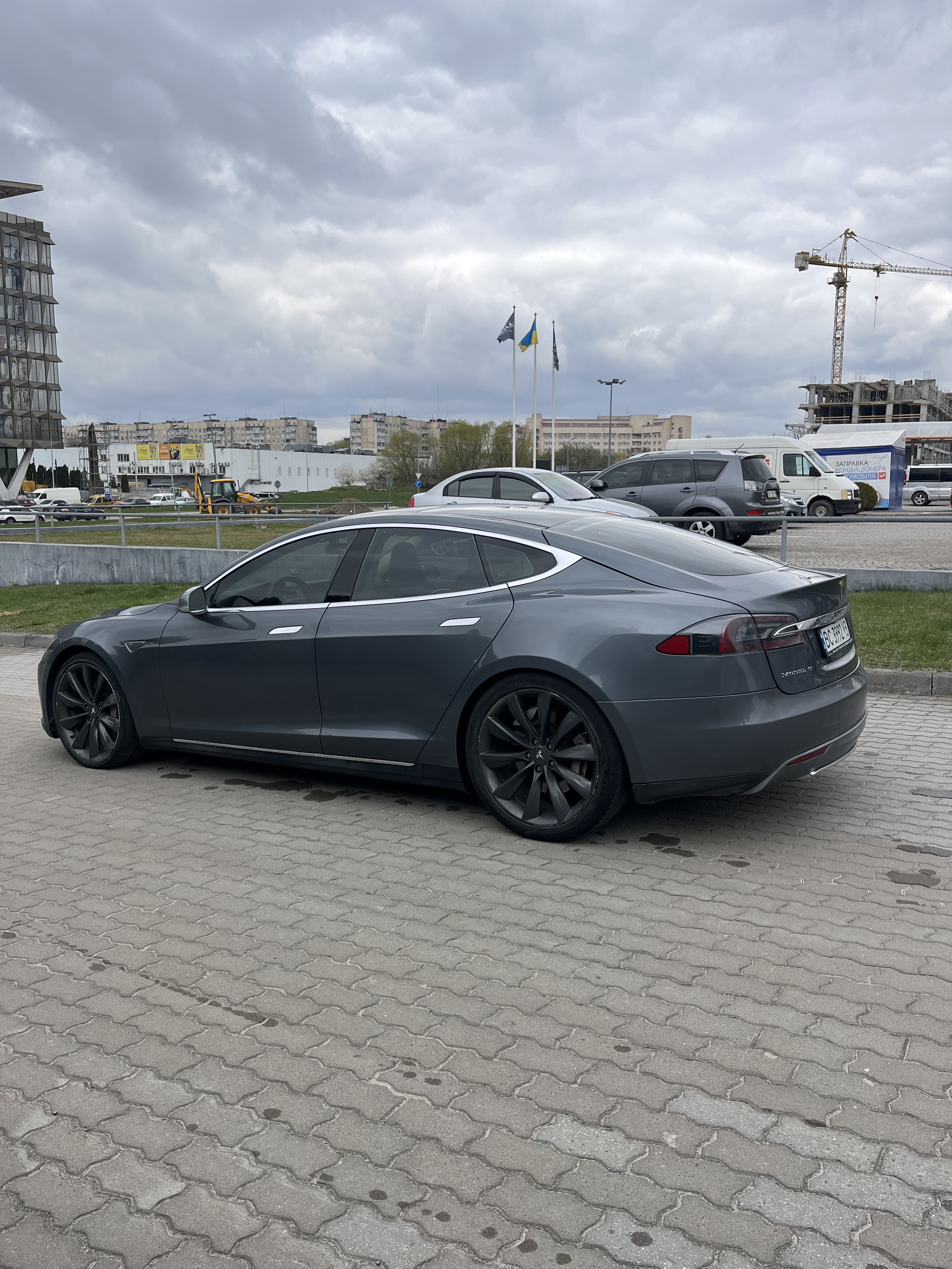 Tesla Model S 85 thumbnail 19