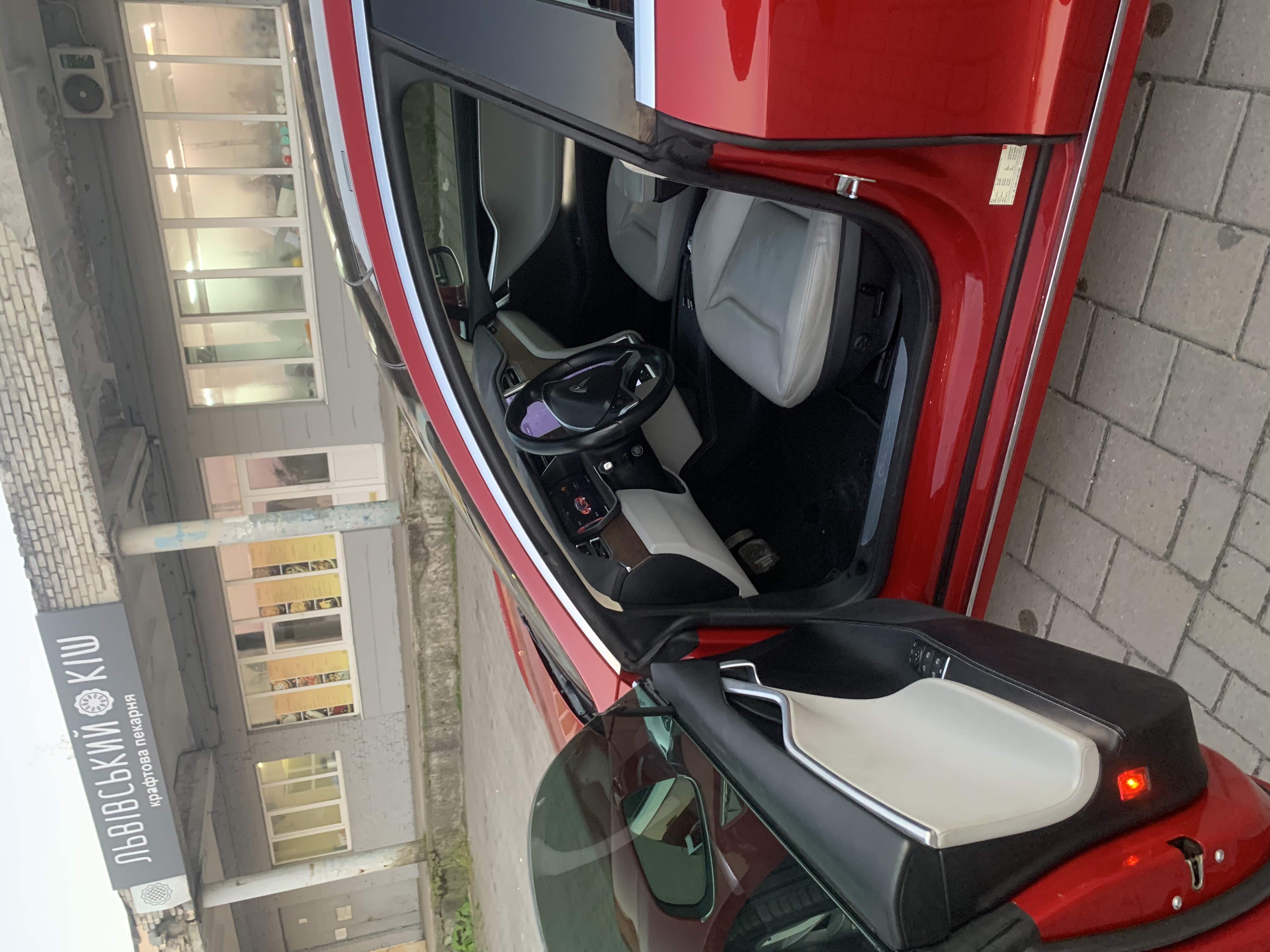 Tesla Model S 75 thumbnail 2