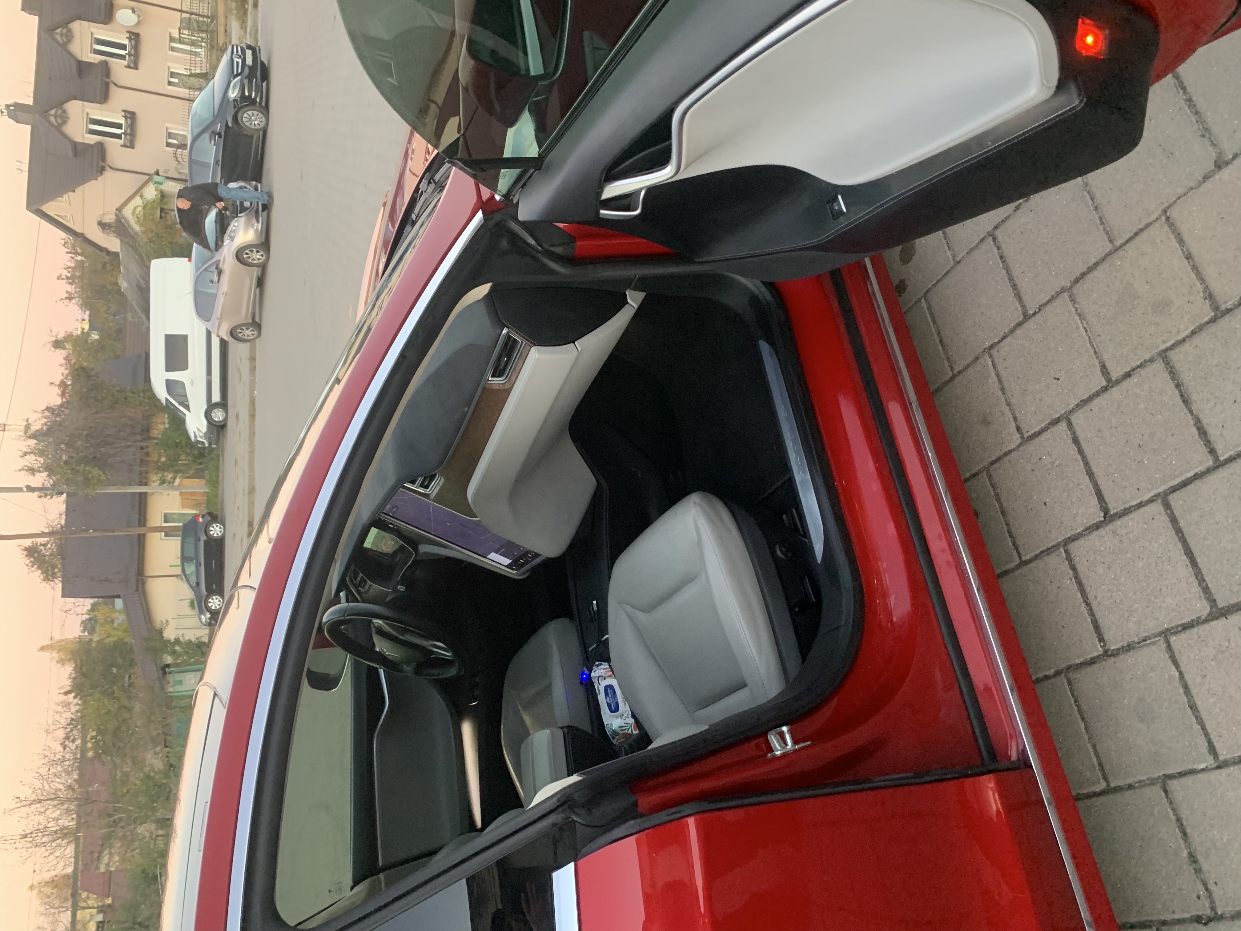Tesla Model S 75 thumbnail 4