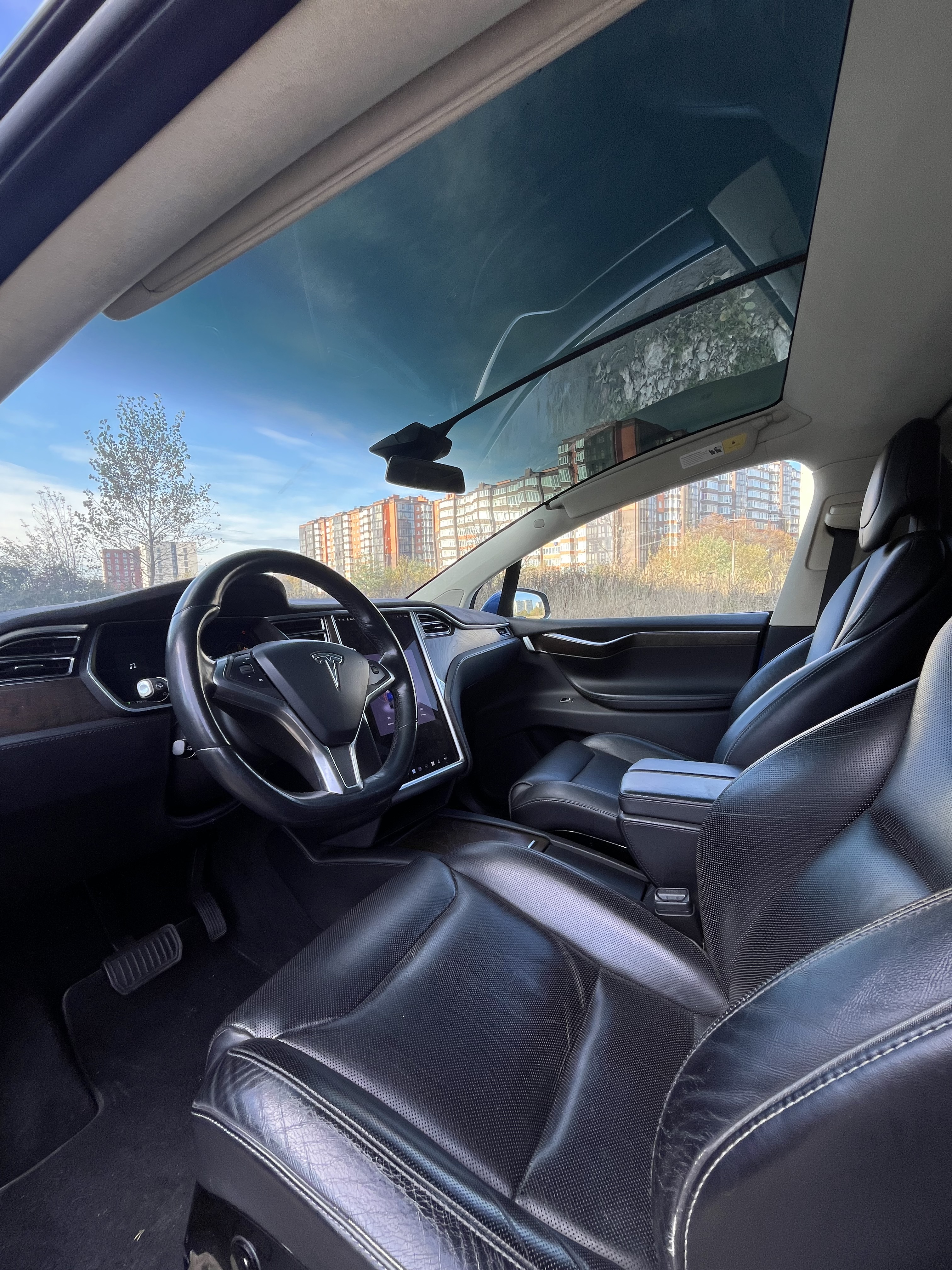 Tesla Model X 90D thumbnail 3