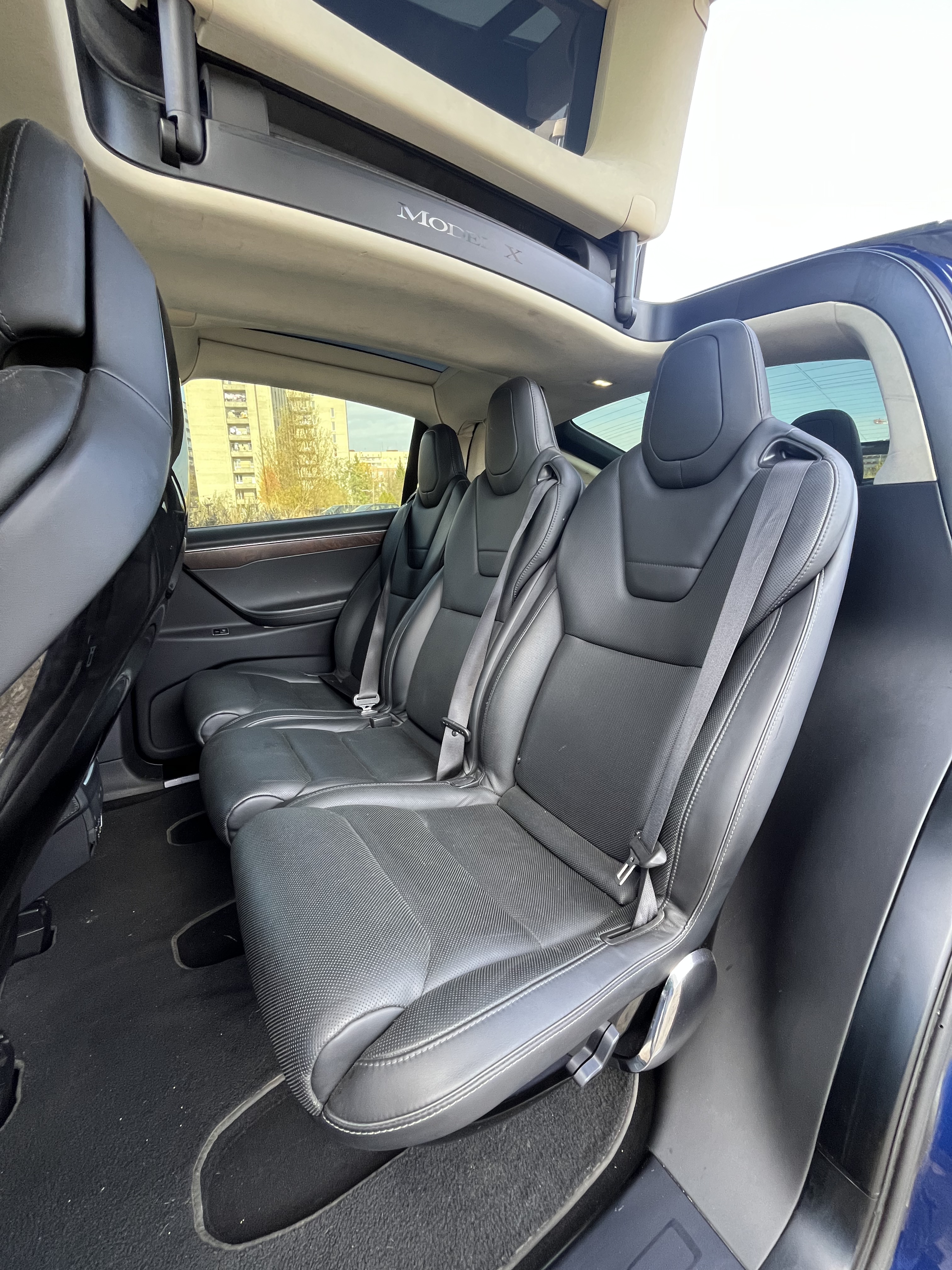 Tesla Model X 90D thumbnail 4