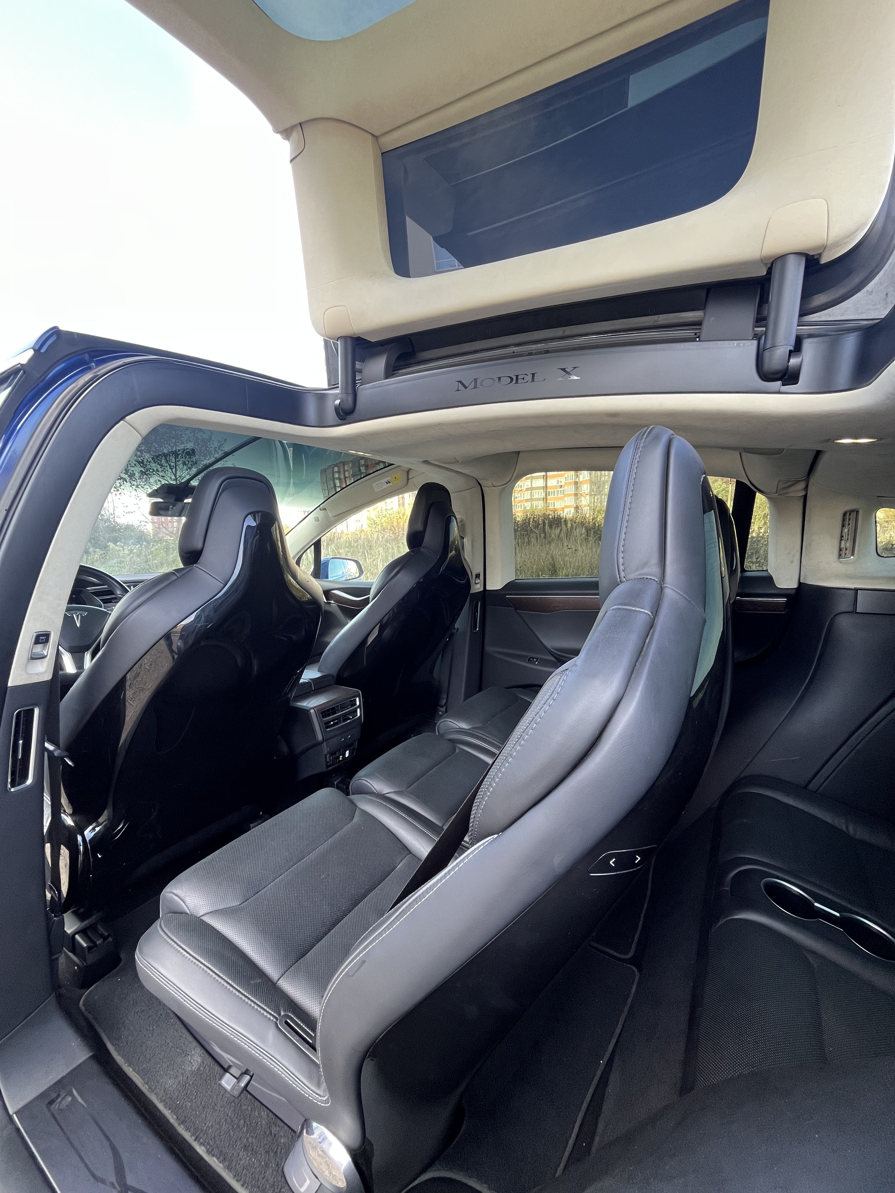 Tesla Model X 90D thumbnail 5