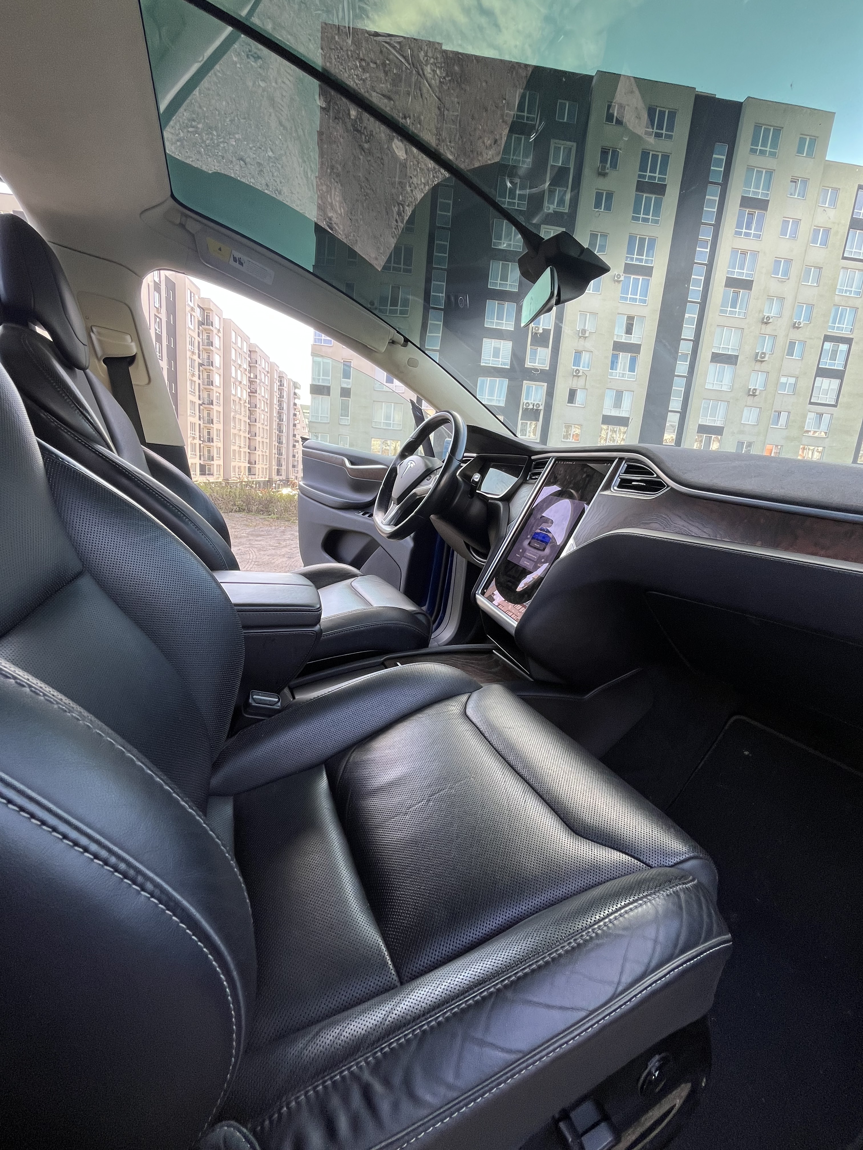 Tesla Model X 90D thumbnail 8