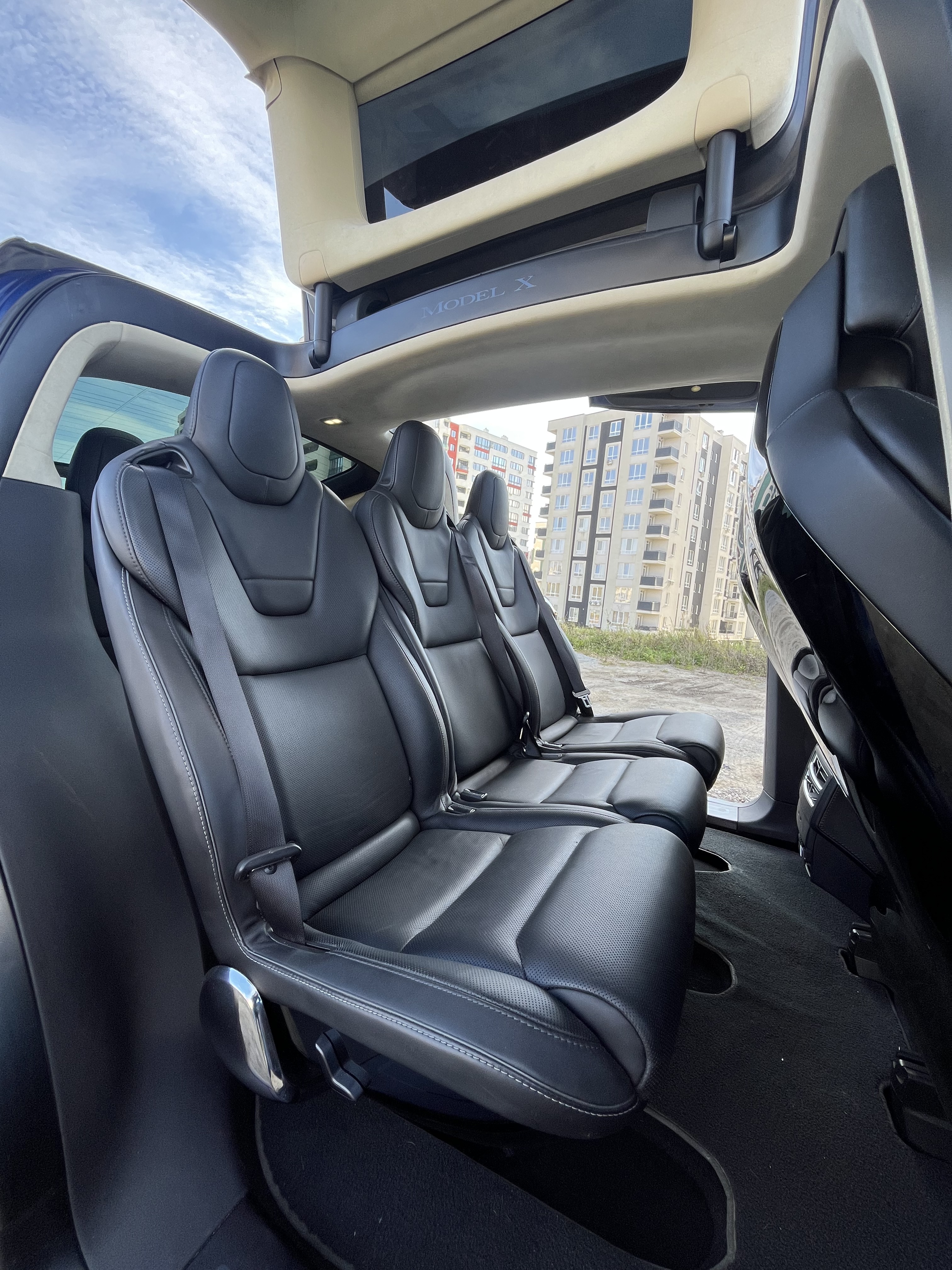 Tesla Model X 90D thumbnail 9