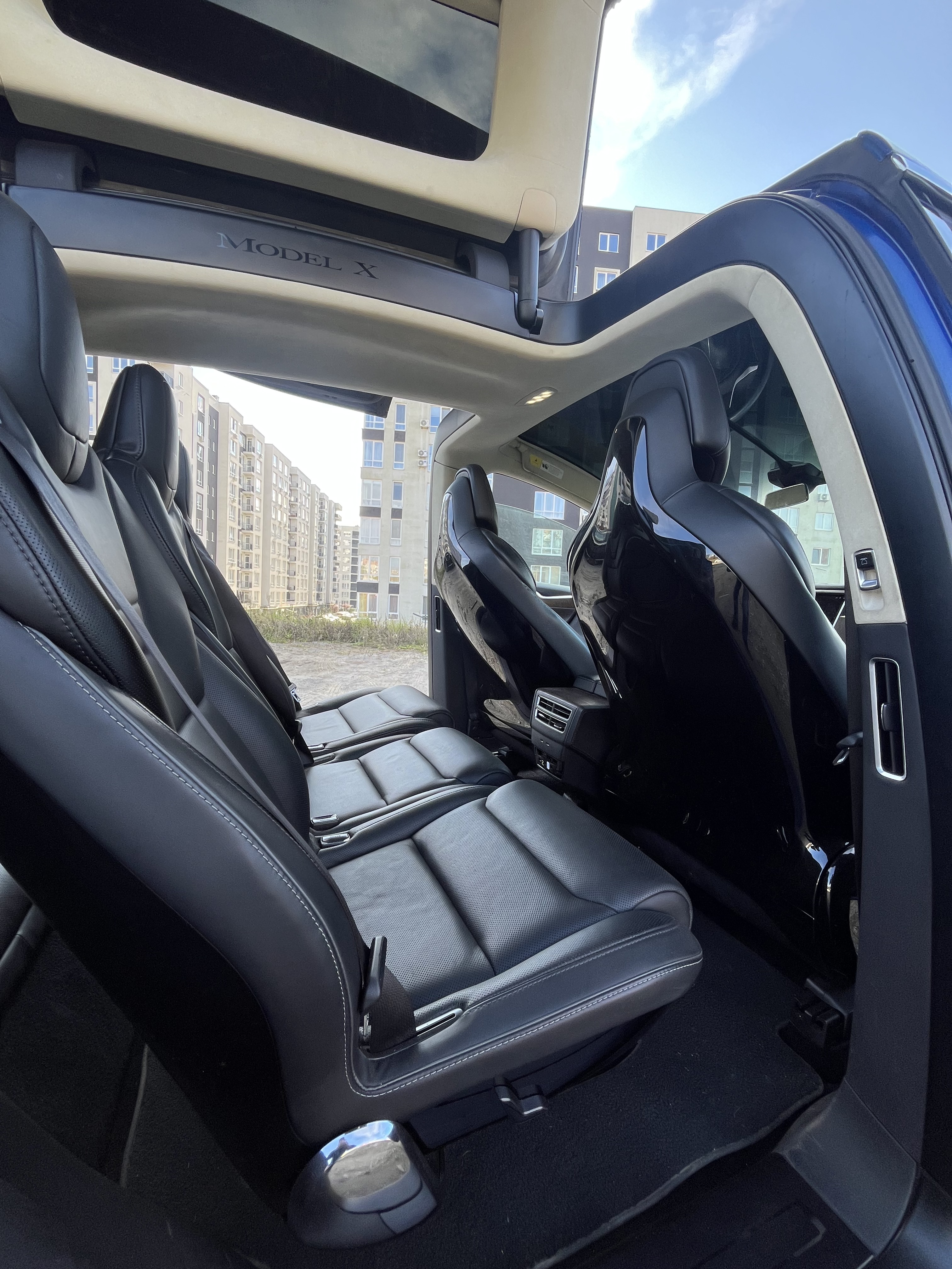 Tesla Model X 90D thumbnail 10