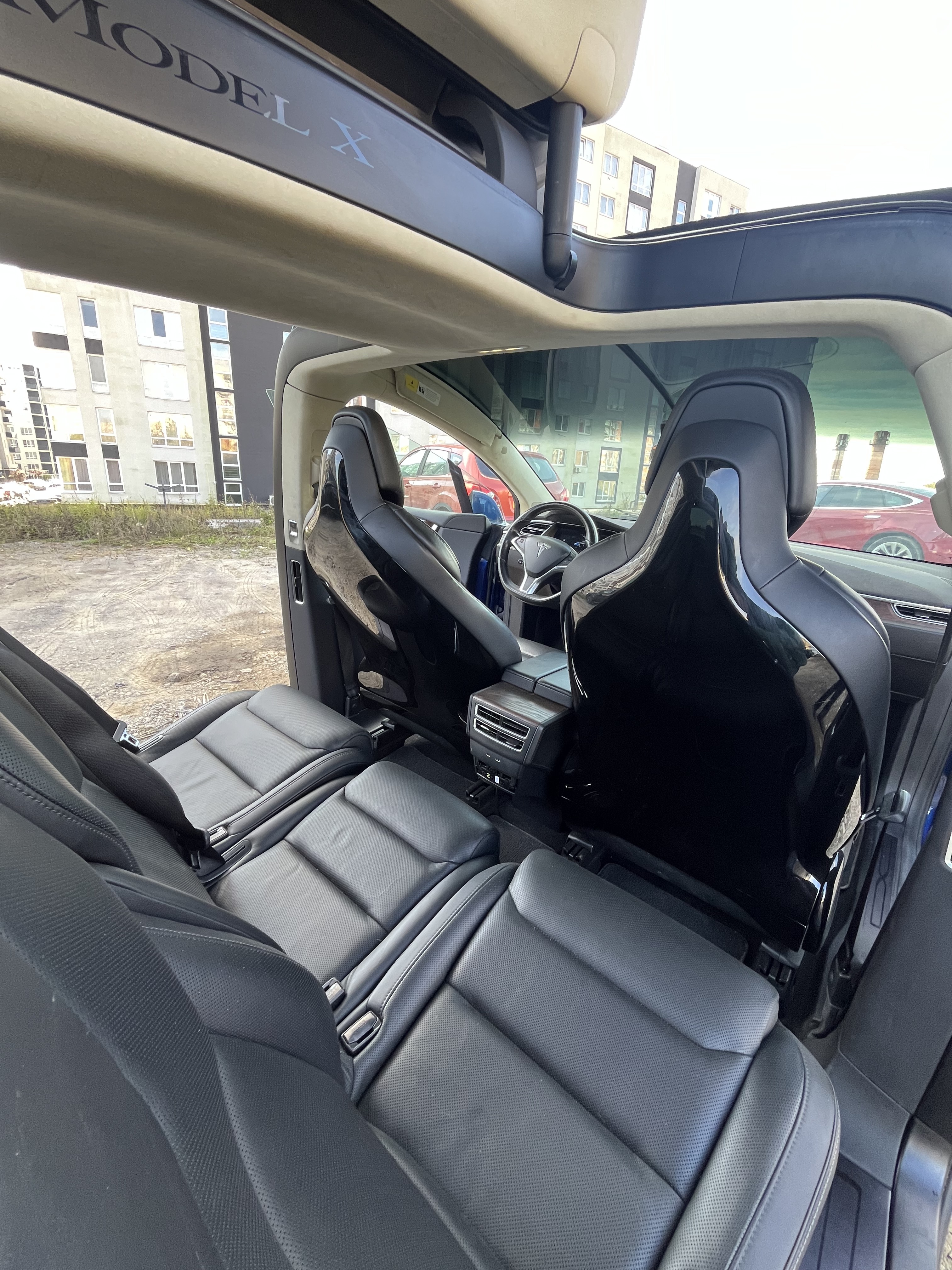 Tesla Model X 90D thumbnail 12