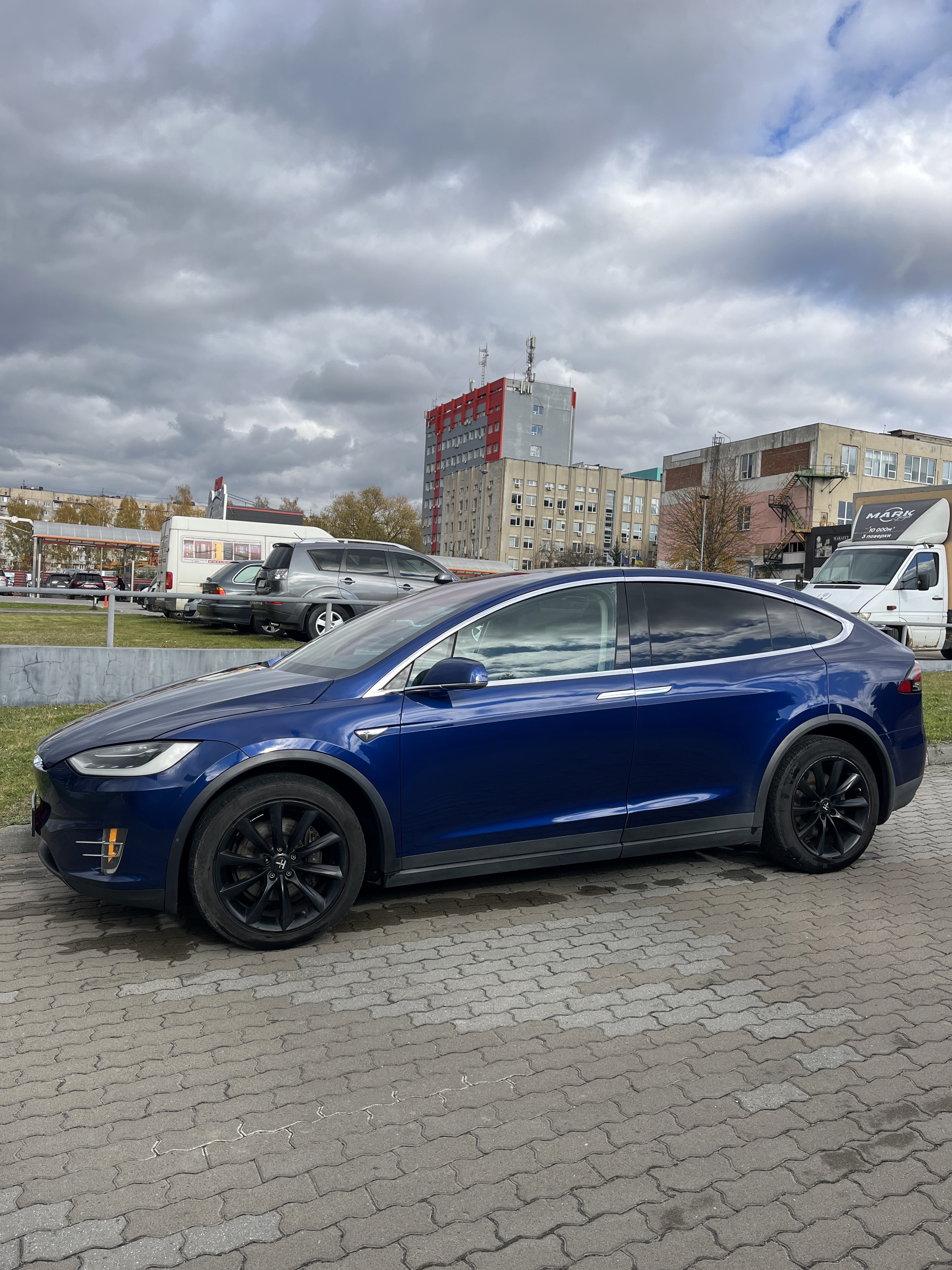 Tesla Model X 90D thumbnail 20