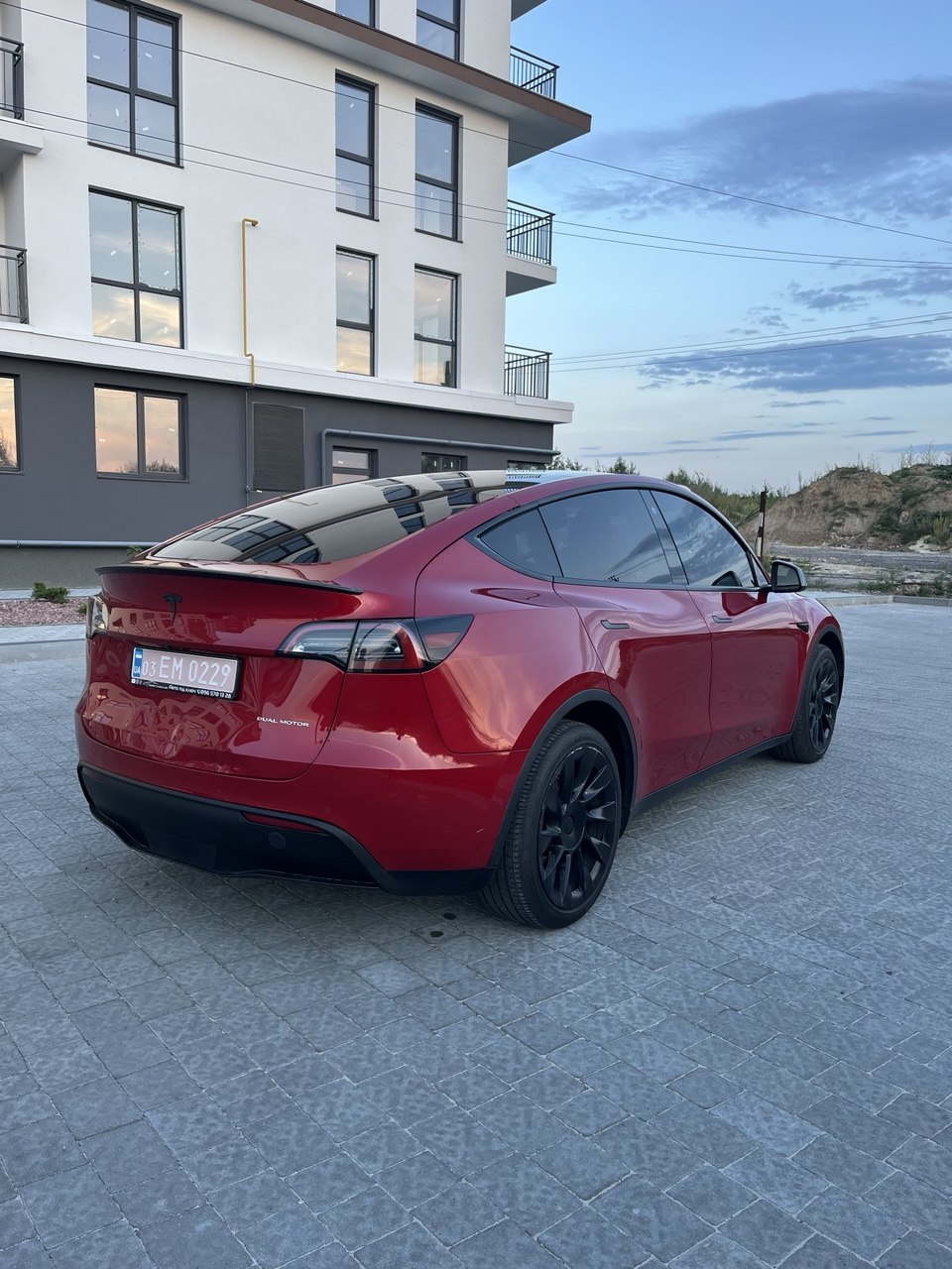Tesla Model Y Long Range Dual Motor thumbnail 11