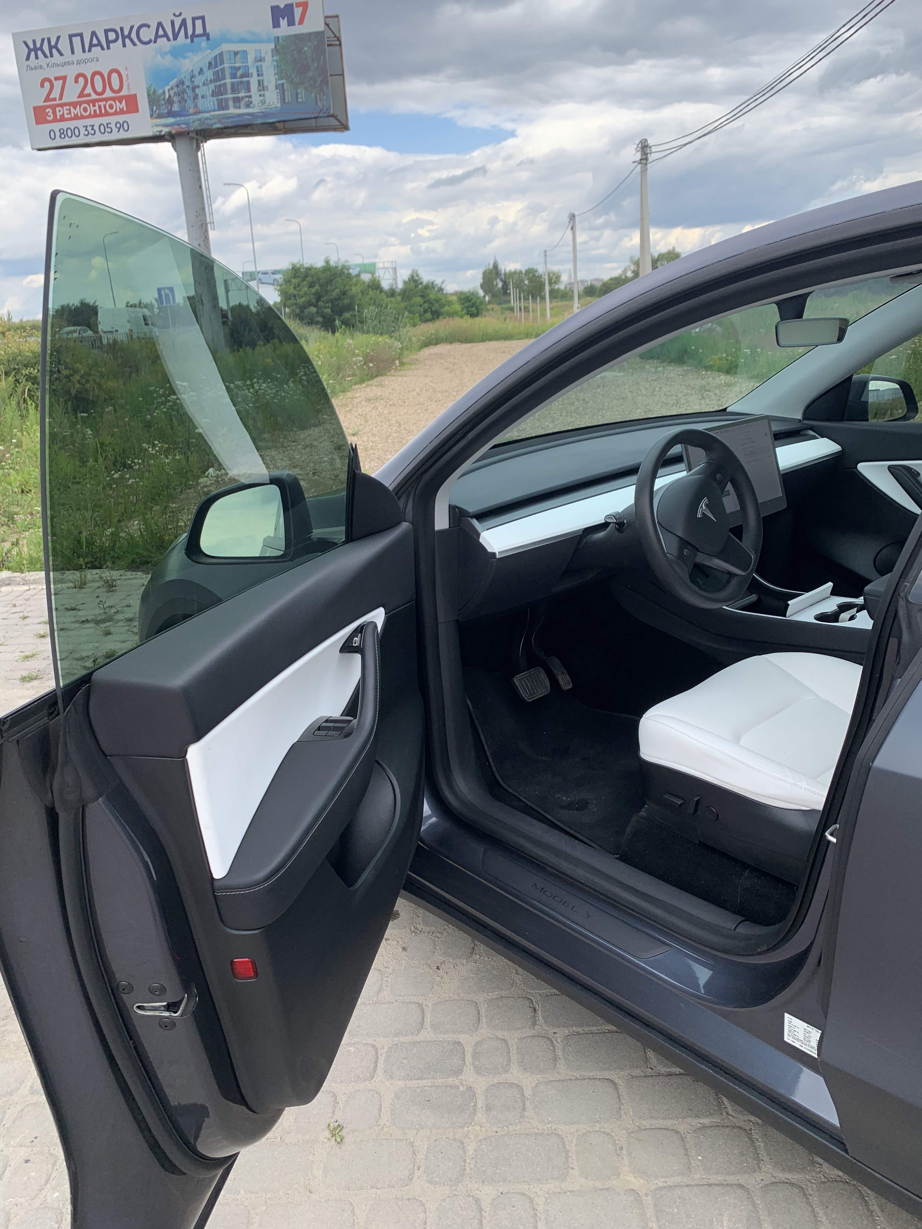 Tesla Model Y Long Range 75 thumbnail 2