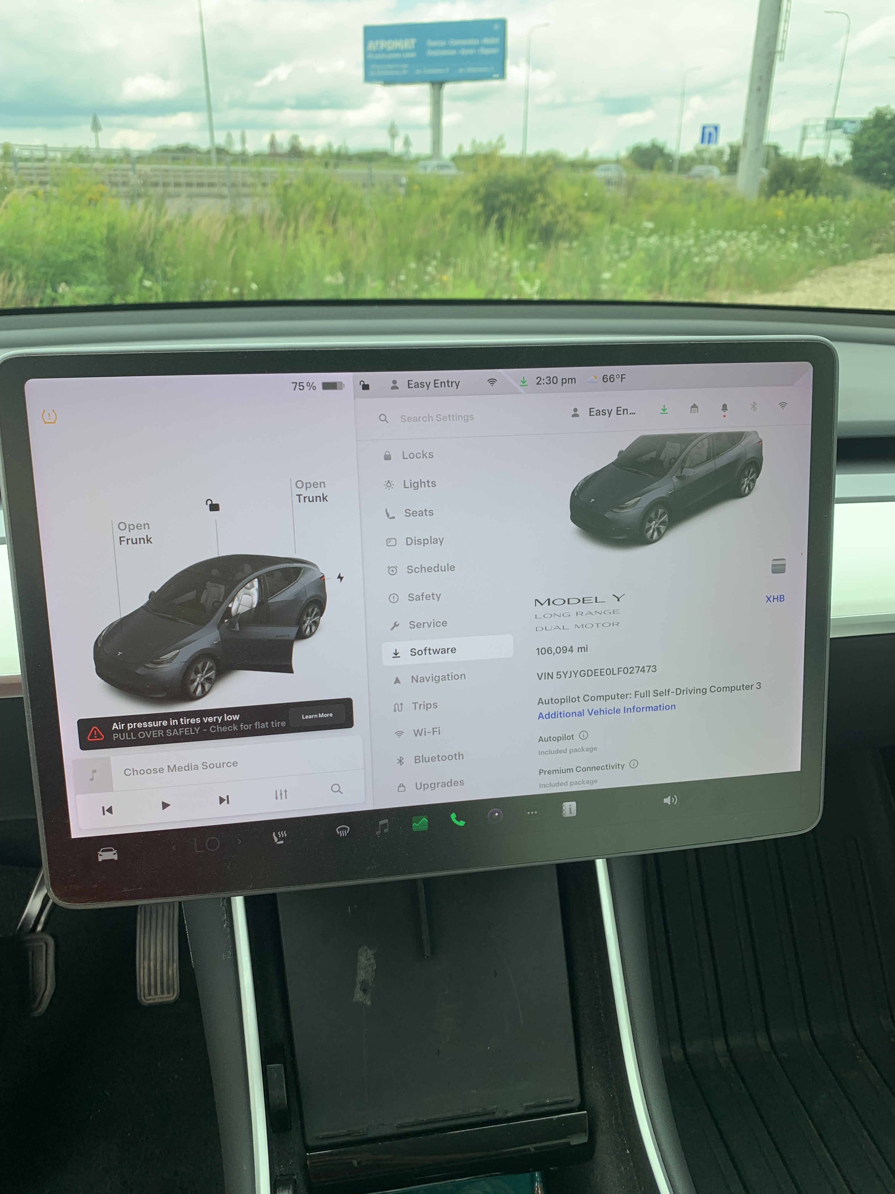 Tesla Model Y Long Range 75 thumbnail 3