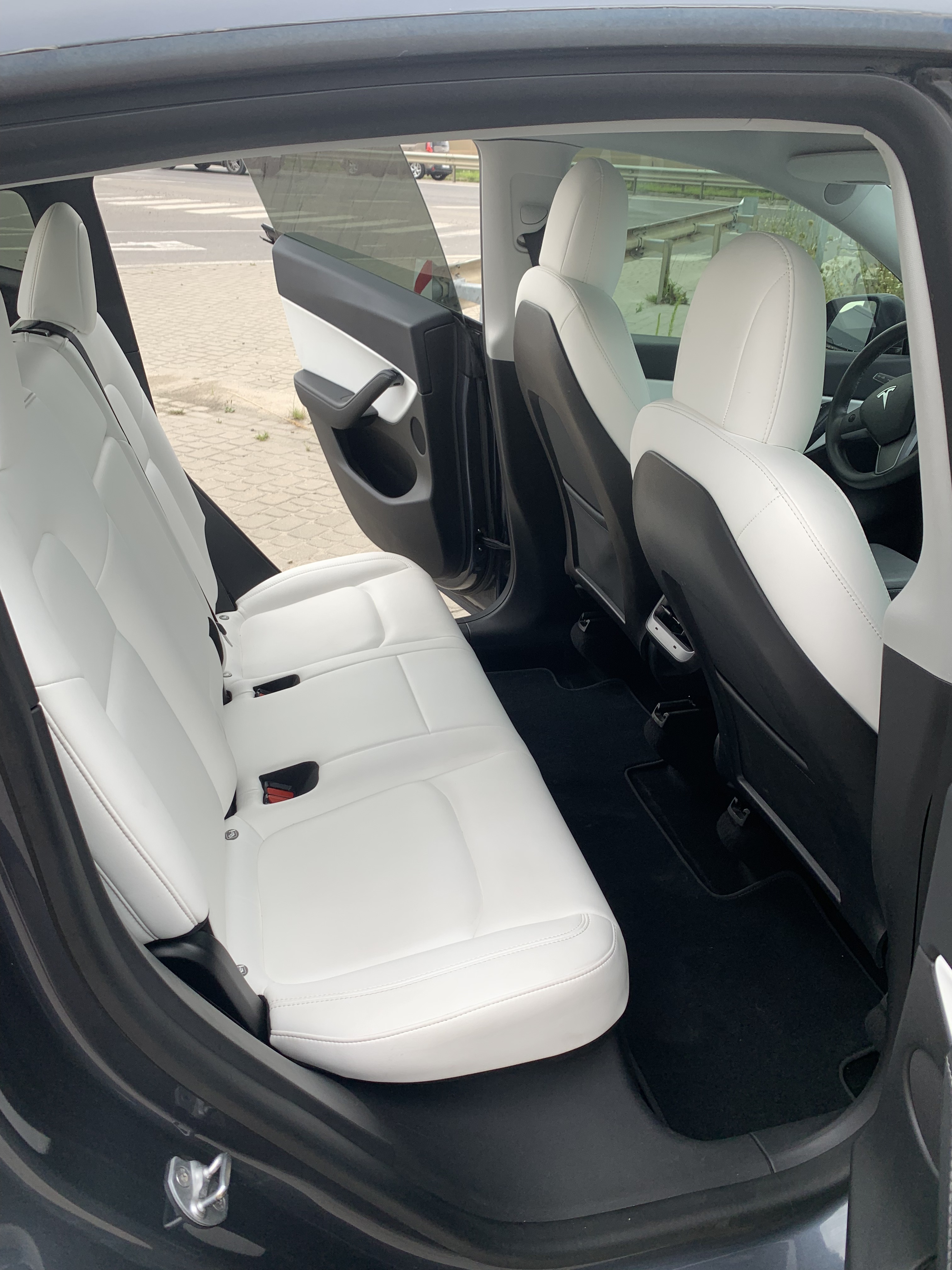 Tesla Model Y Long Range 75 thumbnail 4