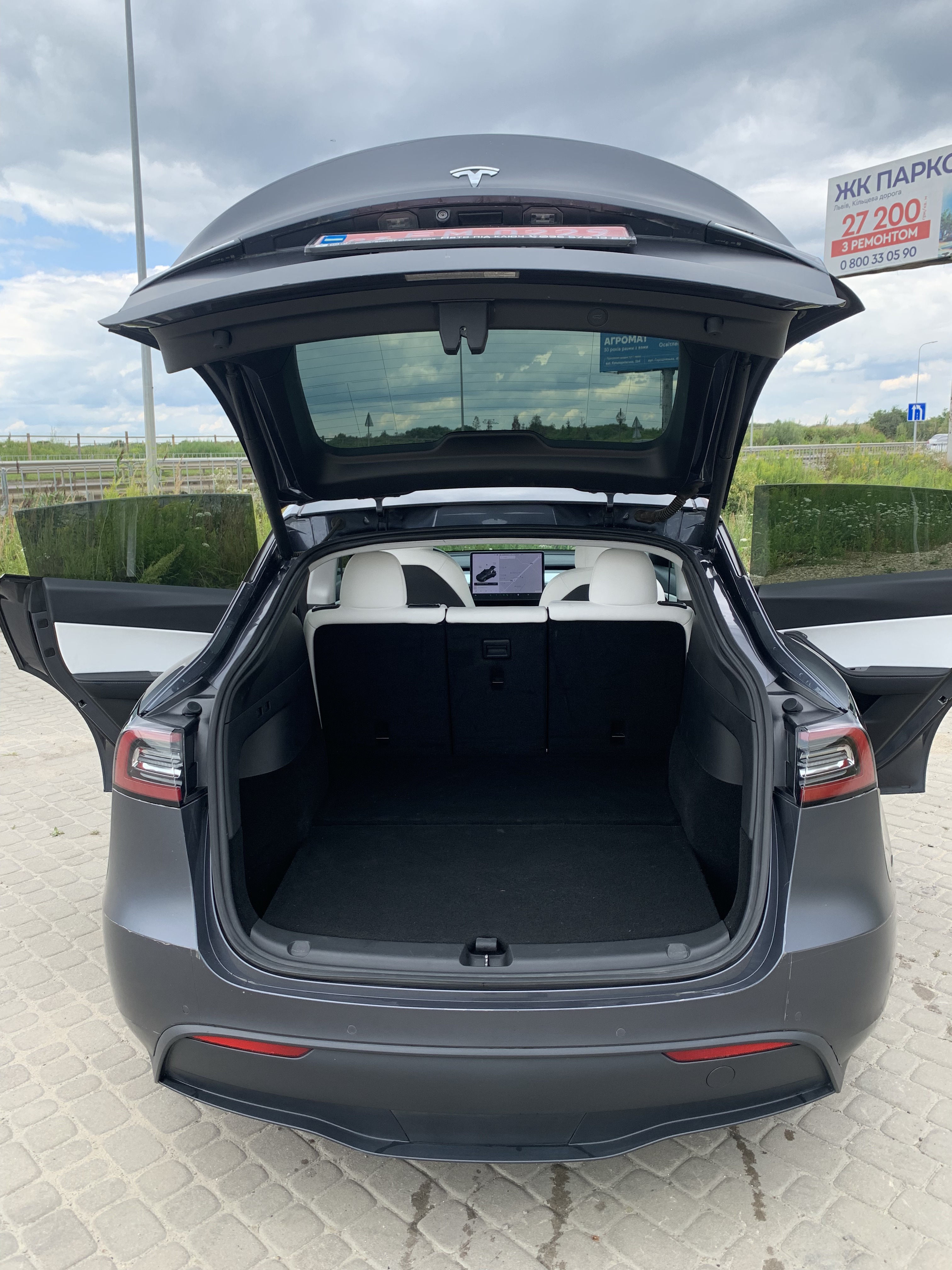 Tesla Model Y Long Range 75 thumbnail 5