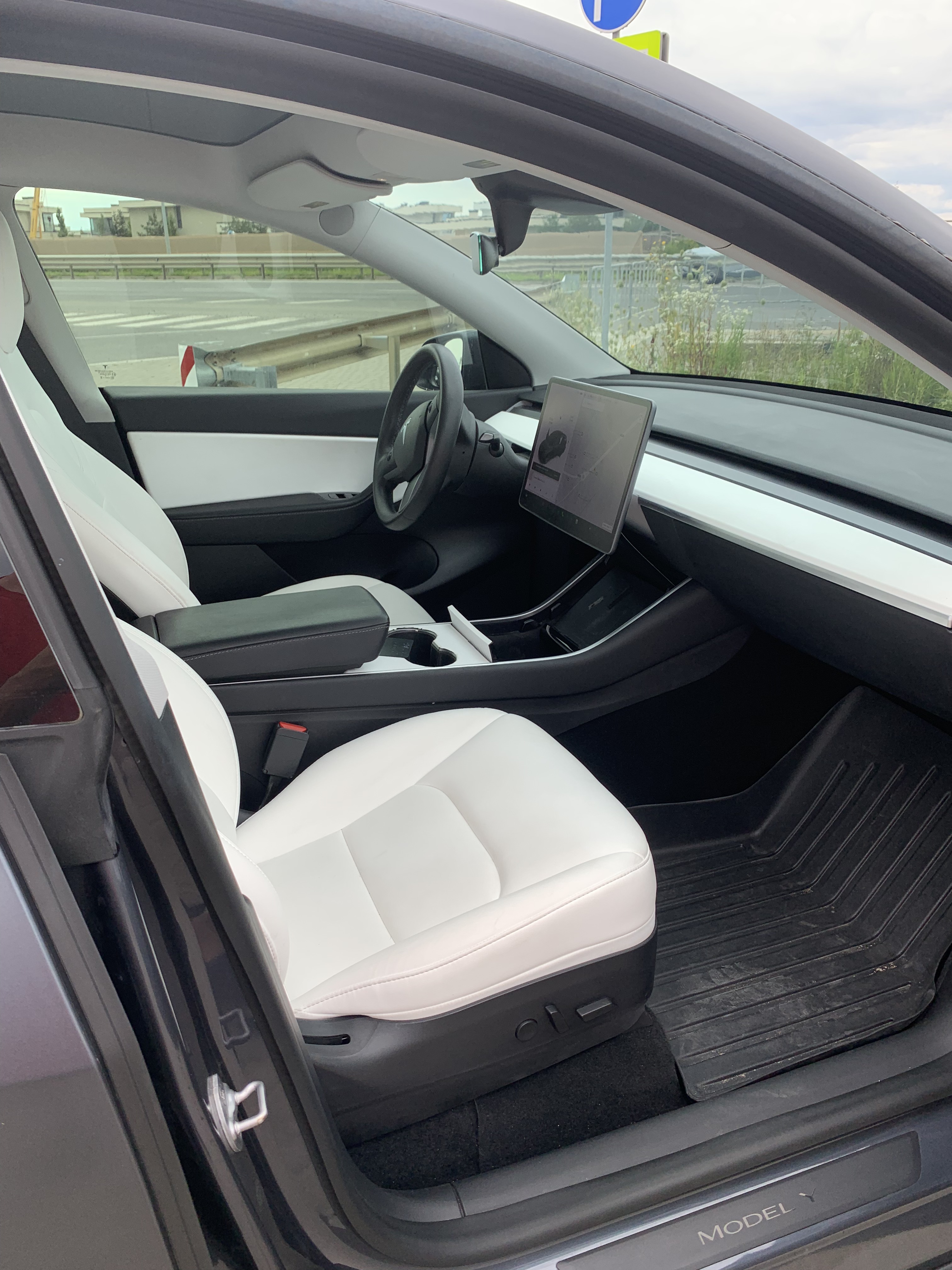 Tesla Model Y Long Range 75 thumbnail 6