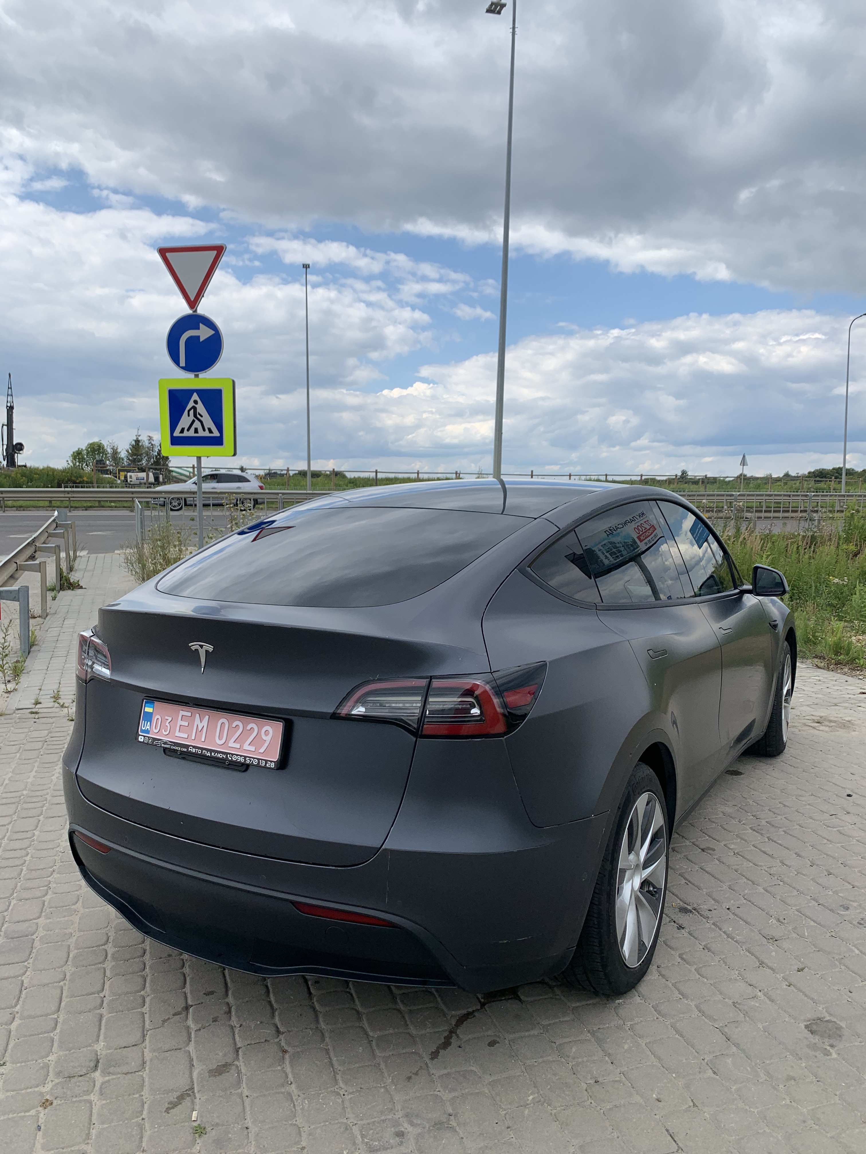 Tesla Model Y Long Range 75 thumbnail 8