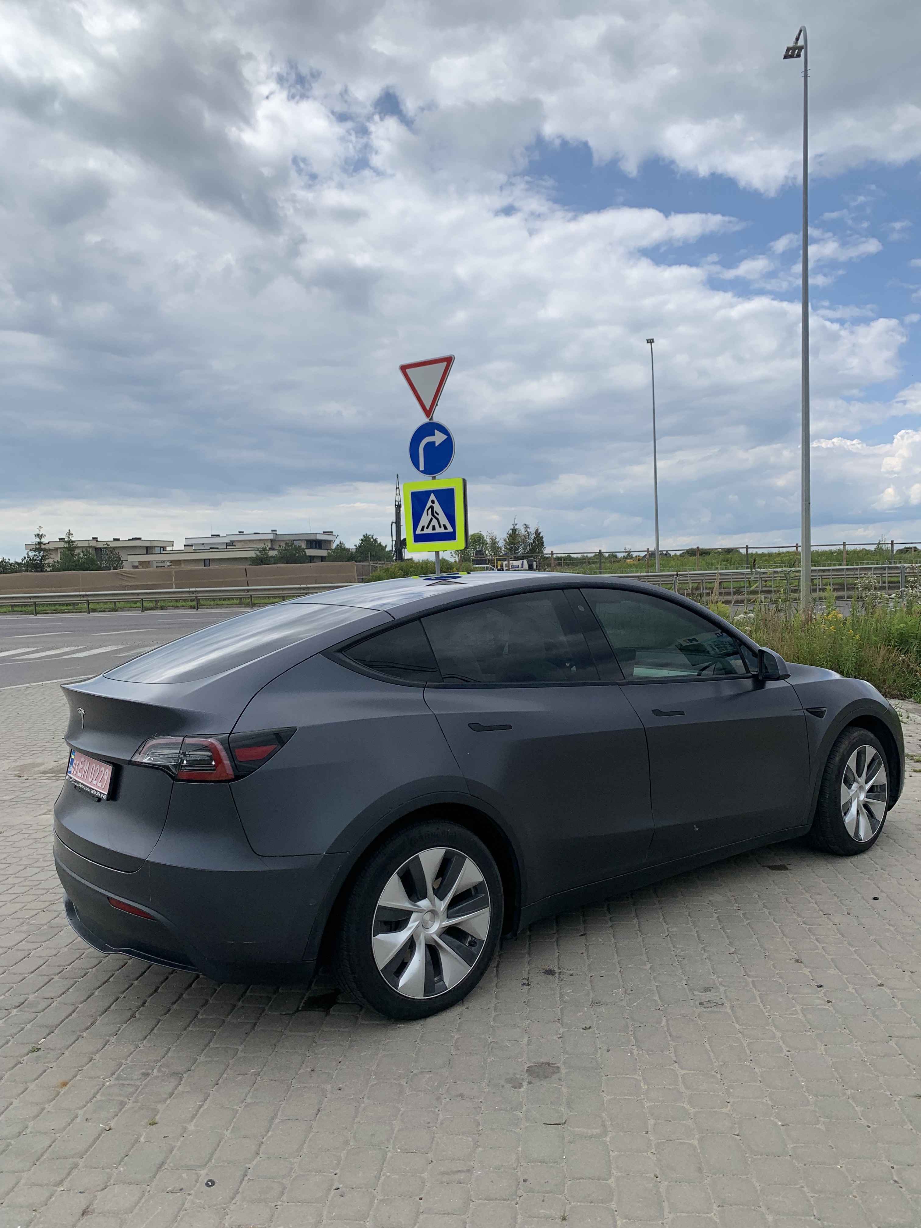 Tesla Model Y Long Range 75 thumbnail 11