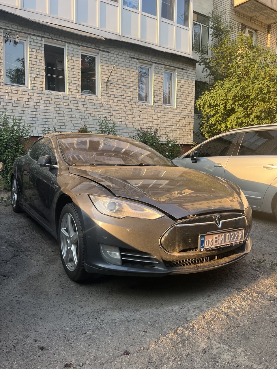 Tesla Model S 90D thumbnail 2